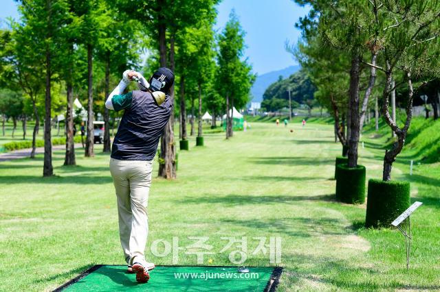 지난 10일 화천군 하남면 거례리 산천어 파크골프장 제2구장에서 열린 2024 전국 부부가족 롱홀 이벤트 대회사진화천군