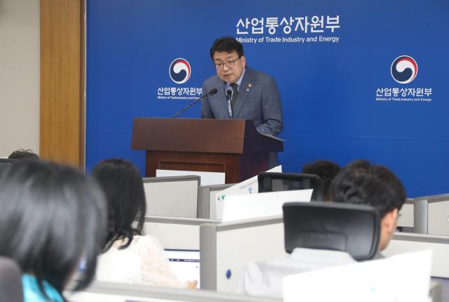 Choi Nam-ho the Second Vice Minister of Trade Industry and Energy is explaining the background of the analysis request to Act-Geo during a briefing on the East Sea deep-sea oil and gas fields held at the Government Complex Sejong on the afternoon of the 10th