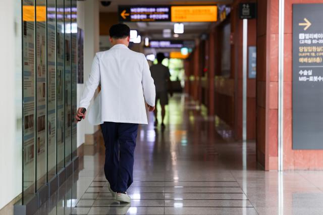 서울 시내 한 대형병원에서 의료 관계자가 이동하는 모습 사진연합뉴스