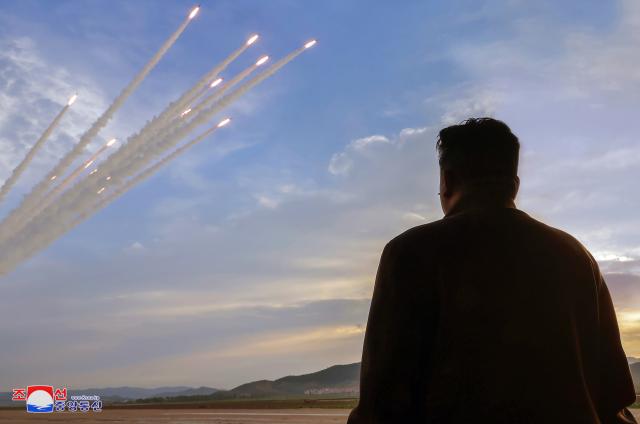 북한 조선중앙통신은 지난달 31일 김정은 국무위원장 지도하에 전날 초대형 방사포를 동원한 위력시위사격을 진행했다고 밝혔다 사진연합뉴스