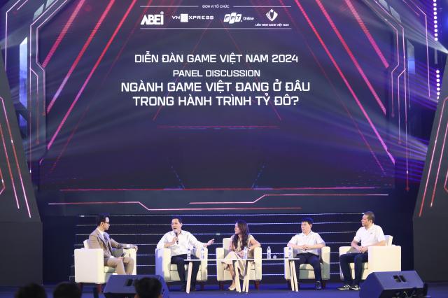 2024 베트남 게임 축제에서 베트남 게임 산업에 대한 잠재력에 대해 설명하고 있는 연사들 사진베트남통신사