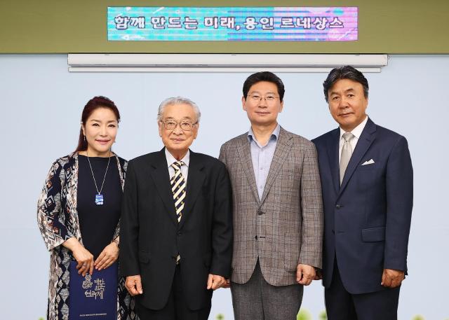 왼쪽부터 배우 이태원 이순재 명예대회장 이상일 시장배우 박영규사진용인시
