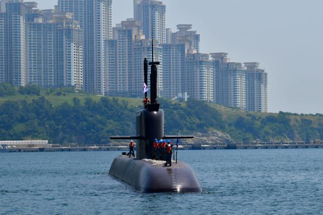 11일 3000t급 잠수함 안무함이 적 잠수함 및 수상함 공격 훈련을 위해 출항하고 있다 사진해군