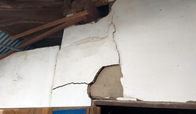 Bức tường của một nhà kho ở Boan-myeon bị vỡ do trận động đất mạnh 48 độ richter xảy ra ở Buan-gun Jeonbuk vào sáng ngày 1262024 ẢnhYonhap News