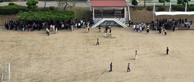 Students at a high school in Buan are evacuating the building after a magnitude 49 earthquake occurred on Wednesday morning Yonhap