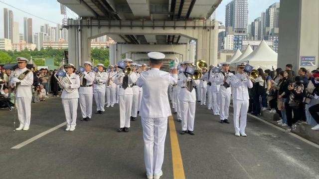 오는 16일 차없는 잠수교 뚜벅뿌벅 축제때 해군 군악대 퍼레이드가 펼쳐진다 사진서울시
