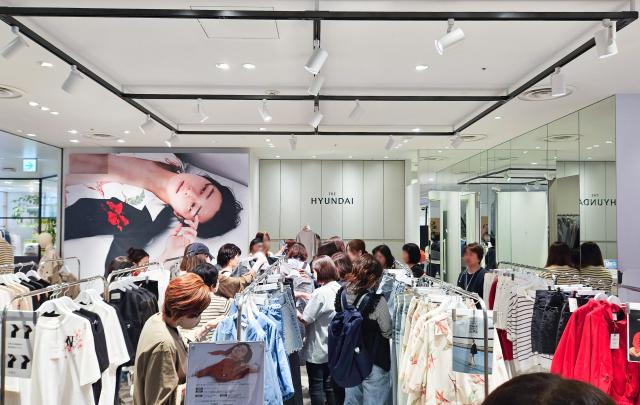 일본 도쿄 파르코 시부야점에서 진행 중인 더현대 글로벌 ‘노이스’ 팝업스토어에서 고객들이 상품을 구경하고 있다 사진현대백화점