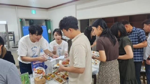 강진군청 구내식당에서 서울시와 청년 창업을 연계한 넥스트로컬 참여자들이 지난해 8월 강진군 농·특산물을 활용한 강진 로컬음식 품평회를 개최하고 있다 사진강진군 제공