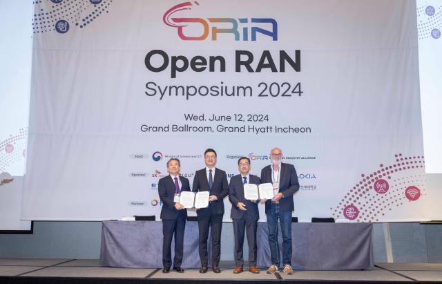 한국 오픈랜 민관협의체인 ORIA는 O-RAN 얼라이언스 표준회의 한국 개최에 맞춰 12일 그랜드하얏트인천 호텔에서 오픈랜 심포지엄 2024를 열었다 이날 심포지엄에서 ORIA는 O-RAN 얼라이언스와 오픈랜 기술협력을 위한 업무협약을 체결했다 사진SK텔레콤