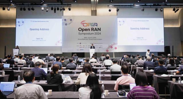 한국 오픈랜 민관협의체인 ORIAOpen Ran Industry Alliance는 O-RAN 얼라이언스 표준회의 한국 개최에 맞춰 12일수 그랜드 하얏트 인천 호텔에서 오픈랜 심포지엄 2024를 열었다 ORIA 의장을 맡고 있는 류탁기 SK텔레콤 Infra기술담당이 오픈랜 심포지엄 2024 기조연설을 하고 있다 사진SK텔레콤