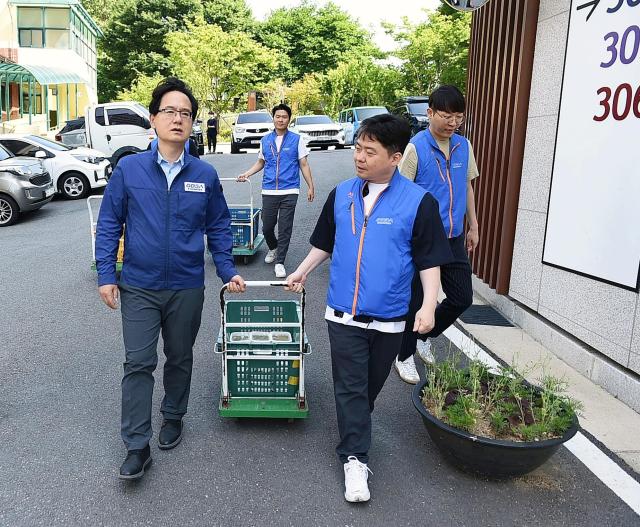 강성천 경과원장을 비롯한 임직원들이 취약계층을 위한 도시락 배달 봉사활동을 진행하고 있다 사진경과원