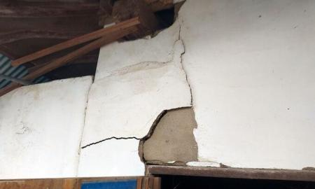 12일 오전 전북 부안군에서 발생한 48 규모 지진으로 보안면에 있는 한 창고 벽면이 깨져 있다 사진전북소방본부