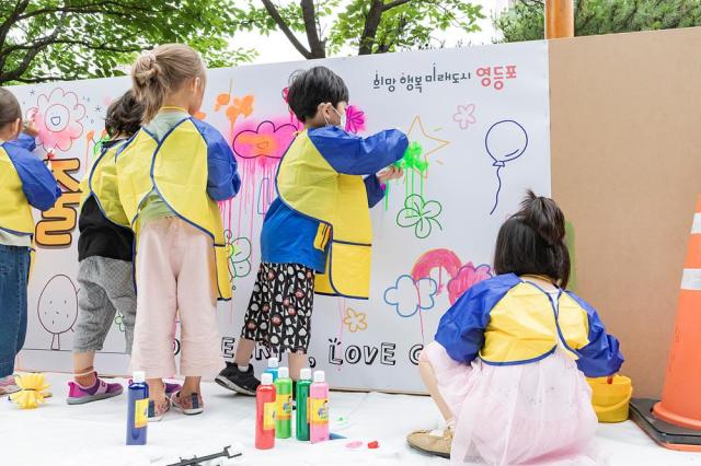 서울 영등포구는 환경의 날인 지난 5일 제29회 환경의 날 기념행사를 개최했다 지난해 열린 환경의 날 기념행사에서 어린이들이 환경 보호를 주제로 그림을 그리고 있다사진영등포구 제공