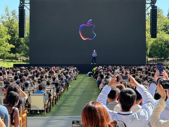 10일현지시간 미국 캘리포니아주 쿠퍼티노 애플 파크 본사에서 애플이 개최한 연례 세계 개발자 회의WWDC 2024가 열리고 있다 사진연합뉴스