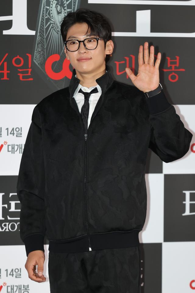 배우 김진영덱스이 12일 서울 용산구 CGV 용산점에서 열린 영화 타로 간담회에서 포즈를 취하고 있다 사진연합늇