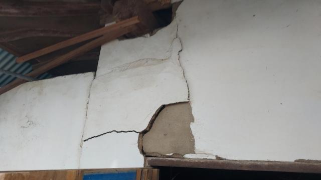 12일 오전 전북 부안군에서 발생한 48 규모 지진으로 보안면에 있는 한 창고 벽면이 깨져 있다사진전북특별자치도
