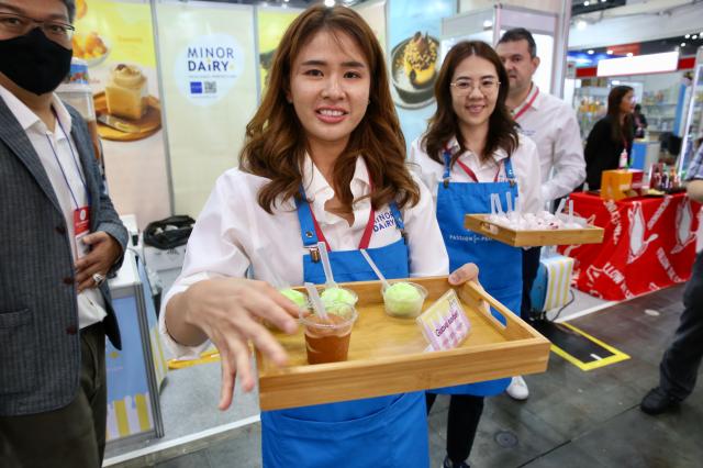 A participant offers shorbets at SEOUL FOOD 2024 held at KINTEX on June 11 2024AJU PRESS Han Jun-gu