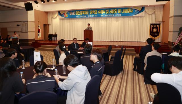 김철우 보성군수가 제4회 매천梅泉장학회 장학금 수여식에서 축사를 하고 있다 사진보성군
