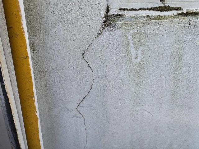 12일 부안군에서 발생한 지진으로 행안면 한 주택의 벽에 균열이 생겼다사진전북특별자치도