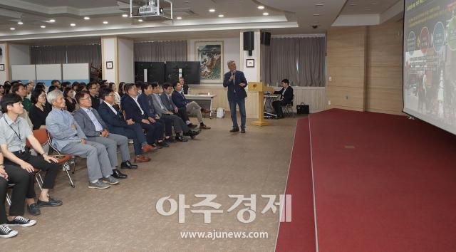 정강환 회장 초빙 강연으로 지역개발형 축제로의 도약을 위한 1의 어떤 것인가가 강연이 되었다  사진대구북구