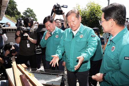 이상민 행정안전부 장관이 13일 오전 전북 부안군 상하수도사업소 지진 피해현장을 찾아 복구현황을 청취하고 시설물을 점검하고 있다사진행정안전부