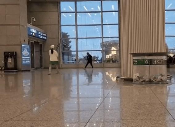 한국 맞나?…인천공항 내부서 테니스 치는 커플