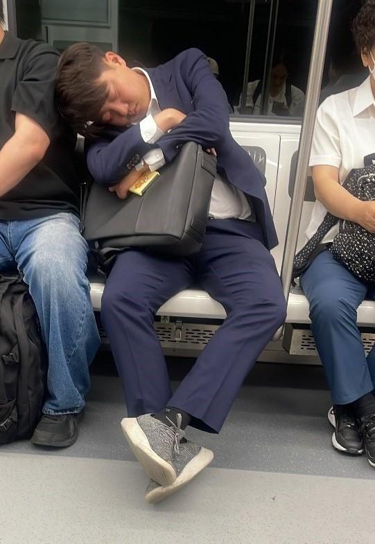 이준석 개혁신당 의원이 지하철로 이동하다 수면을 취하는 모습이 포착돼 13일 온라인 커뮤니티 중심으로 확산됐다 출처  온라인 커뮤니티