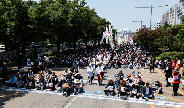 The 613 National Street Vendors Rally was held in front of the Korea Development Bank on Yeouido Road in Yeongdeungpo district Seoul on June 13 2024 AJU PRESS Park Jong-hyeok