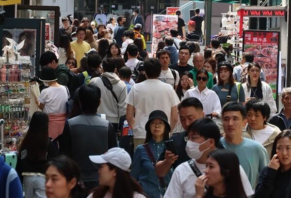 Đường phố Myeongdong Seoul đông đúc khách du lịch Ảnh chụp vào ngày 152024 ẢnhYonhap News