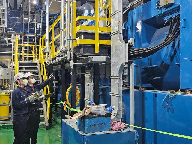 울산CLX에서 SK이노베이션 임직원이 가스 엔진 발전기를 점검하고 있다사진SK이노베이션