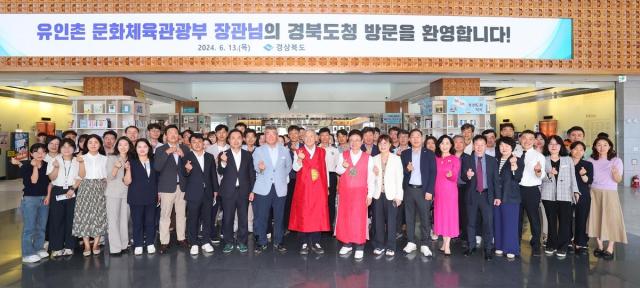 Bộ trưởng Bộ Văn hóa Thể thao và Du lịch Yoo In-chon đã đến thăm Văn phòng tỉnh Gyeongbuk và chụp ảnh kỷ niệm cùng các nhân viên văn phòng tỉnh ẢnhTỉnh Gyeongbuk