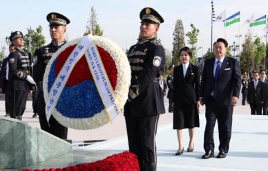 [포토] 윤석열 대통령 부부, 우즈베키스탄 독립기념비 헌화