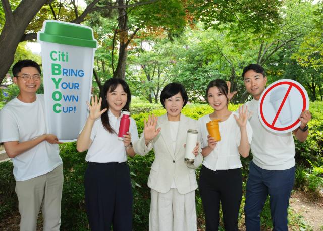 한국씨티은행은 유명순 은행장이 환경보호캠페인 ‘바이 바이Bye Bye 플라스틱 챌린지’에 동참했다고 밝혔다 유명순 은행장가운데과 직원들이 함께 기념촬영을 하고 있다사진한국씨티은행