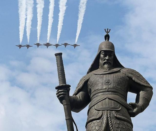 Yi Sun-sin statue at Gwanghwamun Square Yonhap