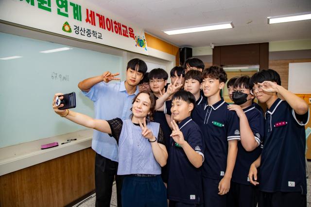 영남대 학생들이 경산중학교에서 지역자원 연계 세계시민교육을 진행하고 있다사진영남대학교