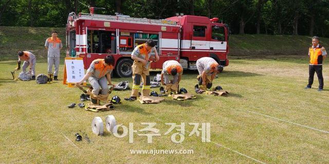 관계자들이 지난 13일 화재상황에 대비해 합동 소방활동훈련을 실시하고 있다사진동해소방서