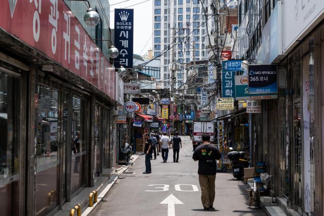 Citizens stroll through the old downtown area surrounding Sewoon Plaza AJU PRESS Park Jong-hyeok