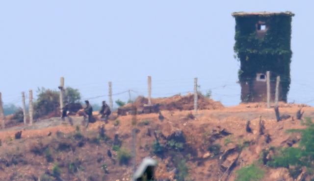 지난 9일 경기도 파주 접경지역에서 바라본 북한군 초소에서 북한군 병사들이 작업을 하다 잠시 휴식을 취하고 있다 사진연합뉴스