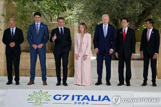 13일현지시간 이탈리아 풀리아주 브린디시의 보르고 에냐치아 리조트에서 개막한 주요 7개국G7 정상회의에 참석한 G7 정상들이 기념 촬영을 하고 있다 왼쪽부터 올라프 숄츠 독일 총리 쥐스탱 트뤼도 캐나다 총리 에마뉘엘 마크롱 프랑스 대통령 조르자 멜로니 이탈리아 총리 조 바이든 미국 대통령 기시다 후미오 일본 총리 리시 수낵 영국 총리 AFP연합뉴스