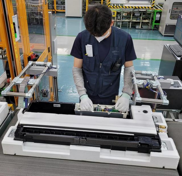 광주광역시 광산구 하남산단 6번로에 위치한 삼성전자 광주사업장에서 직원들이 시스템 에어컨을 생산하는 모습 사진삼성전자