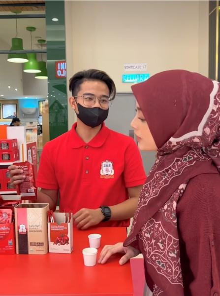 말레이시아 KLCC에서 열린 정관장 로드쇼에서 한 현지 고객이 정관장 제품을 시음하는 모습 사진KGC인삼공사