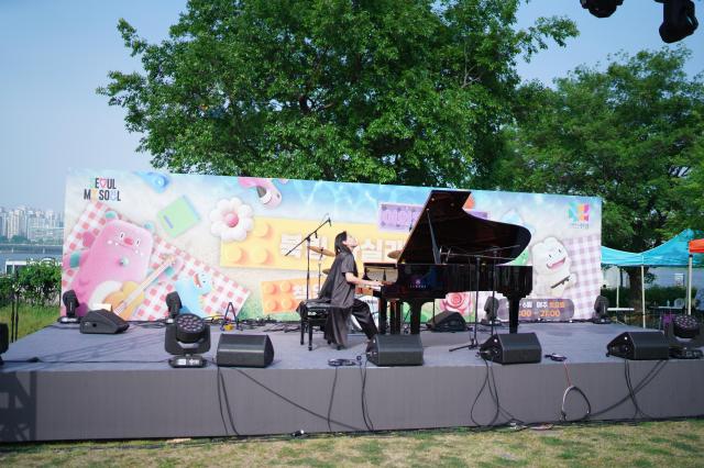 지난달 4일 여의도한강공원에서 피아니스트 임현정이 연주하고 있다사진서울시