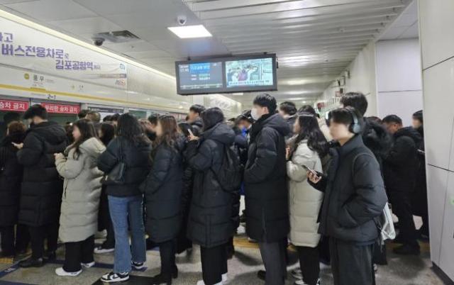 열차 기다리는 김포골드라인 승객들 사진연합뉴스