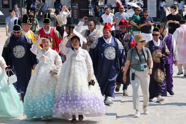 Foreign tourists visit the Gyeongbokggung Palace in central Seoul on June 13 Yonhap Photo