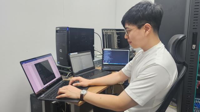 KTR 소프트웨어센터 연구원이 AI 소프트웨어 시험을 진행하고 있는 모습 사진한국화학융합시험연구원