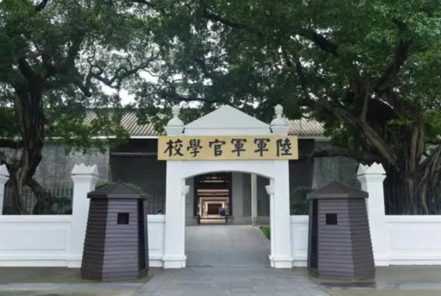 황푸군관학교 개교 100주년을 맞이한 16일 중국 광둥성 광저우 황푸군관학교 옛터에 설립된 기념관이 이날 재개관했다 사진웨이보