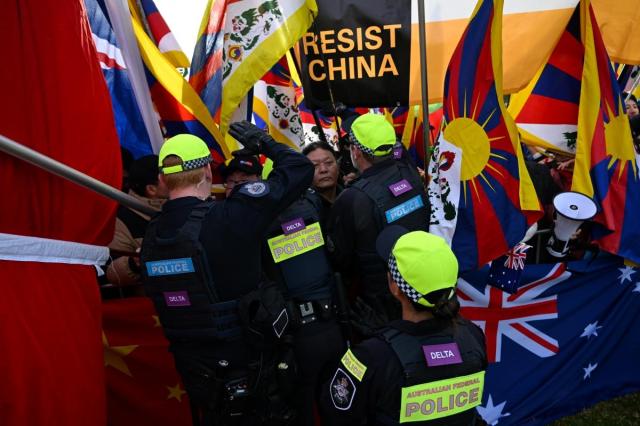 17일 리창 중국 총리의 호주 캔버라 의사당 방문을 앞두고 이에 항의하는 시위대 모습 사진EPA 연합뉴스