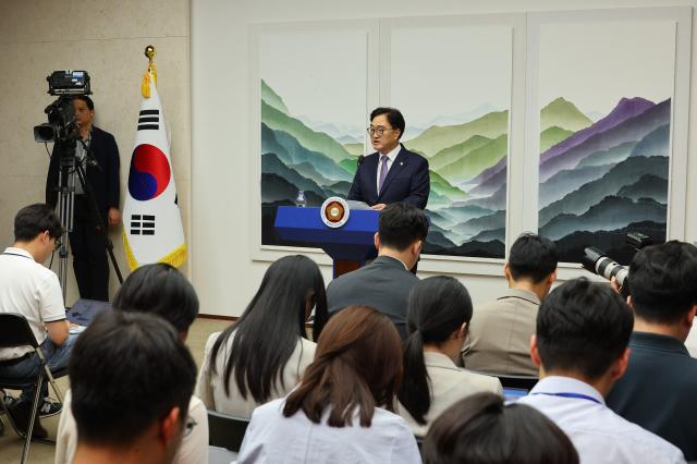 우원식 국회의장이 17일 오후 서울 여의도 국회 의장접견실에서 국회 원구성 관련 기자회견을 열고 발언하고 있다 사진연합뉴스