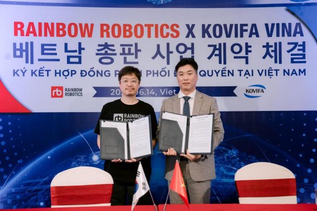 Giám đốc điều hành Rainbow Robotics Lee Jung-ho trái và Giám đốc điều hành KOVIFA Vina Jeong Young-joo chụp ảnh sau khi ký hợp đồng phân phối độc quyền kéo dài 3 năm cho dòng robot hợp tác RB của Rainbow tại Việt Nam ngày 14 tháng 6 năm 2024 ẢnhRainbow Robotics