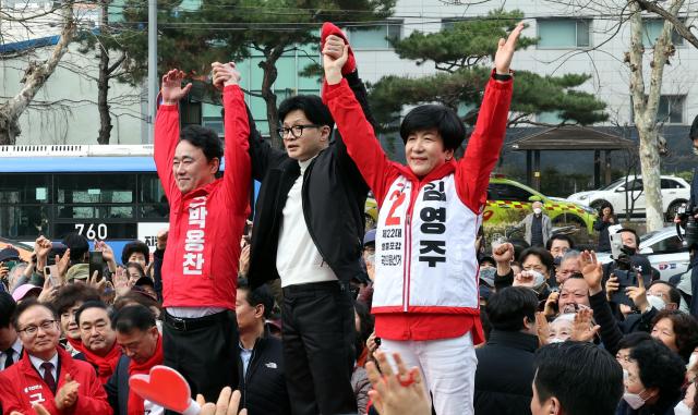 한동훈 국민의힘 비상대책위원장이 12일 서울 영등포구 타임스퀘어를 방문해 시민들에게 김영주영등포갑·박용찬영등포을 후보의 지지를 호소하고 있다 2024312 공동취재